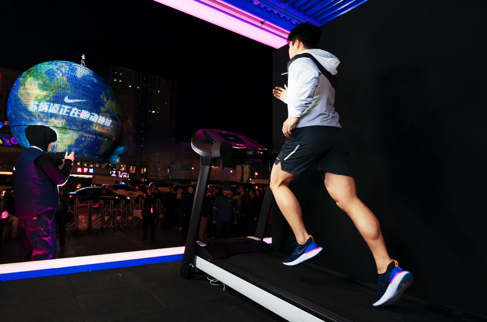 Nike React Run The World Stunt